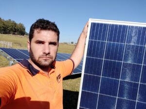 Samuel em campo com os paíneis solares