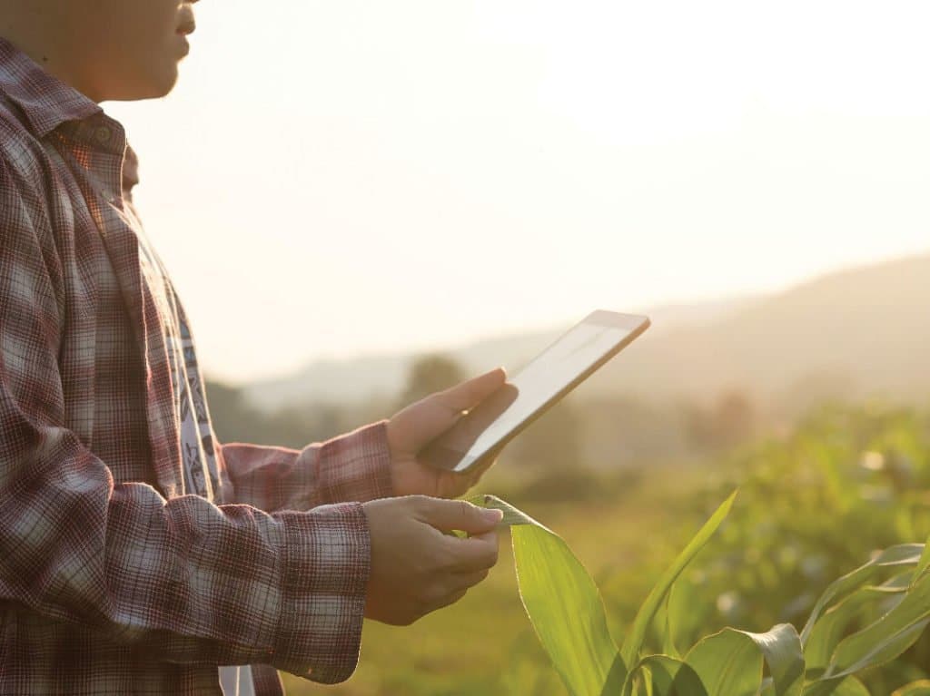 homem com tablet na mão realizando compras pela internet