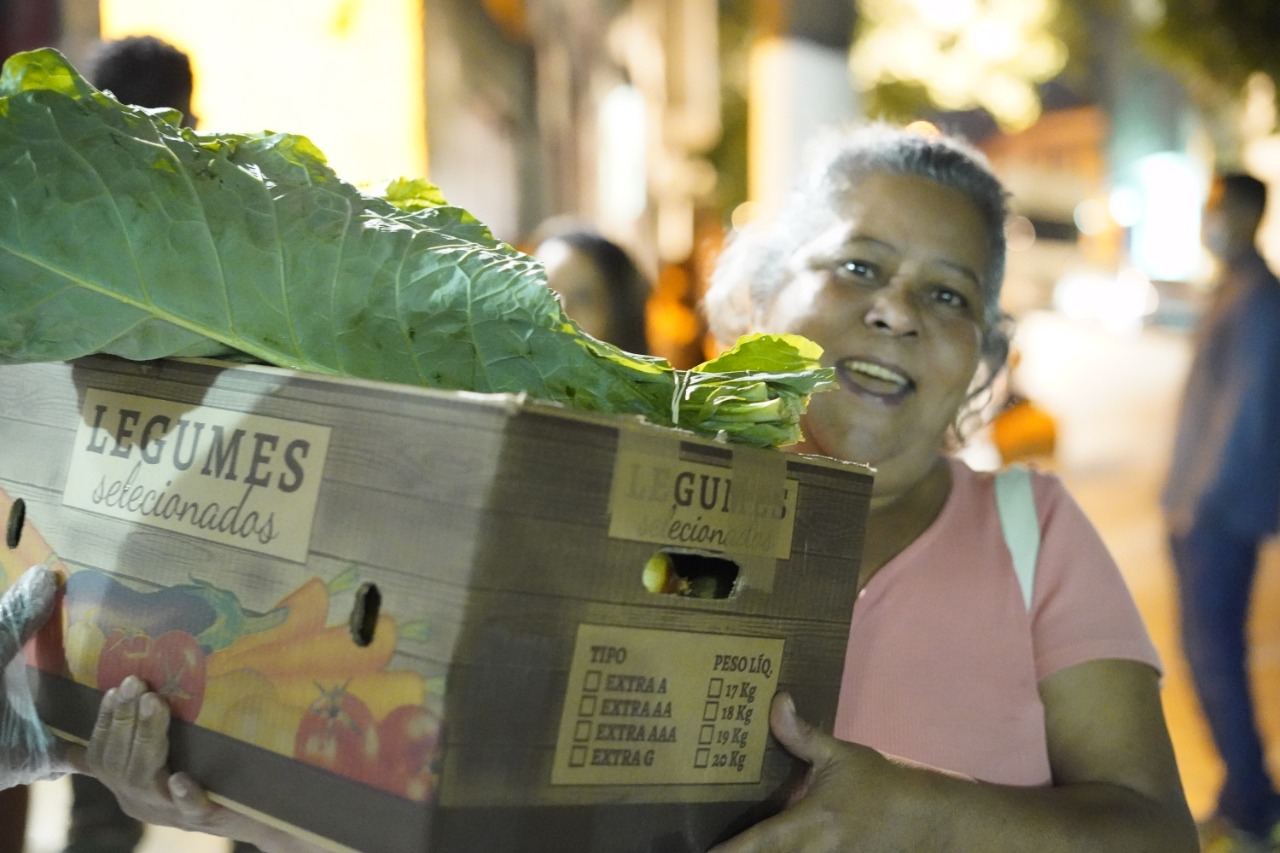 moradora recebe alimento Projeto Campo Favela