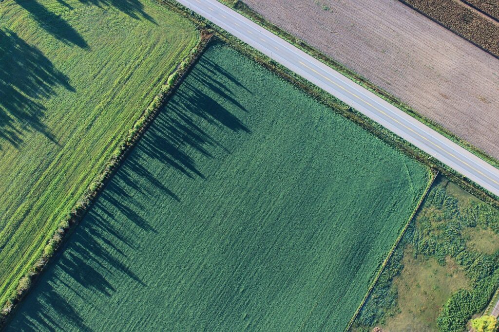 Fazenda vista de cima, com pastos verde e estrada ao lado, na declaração do ITR 2020
