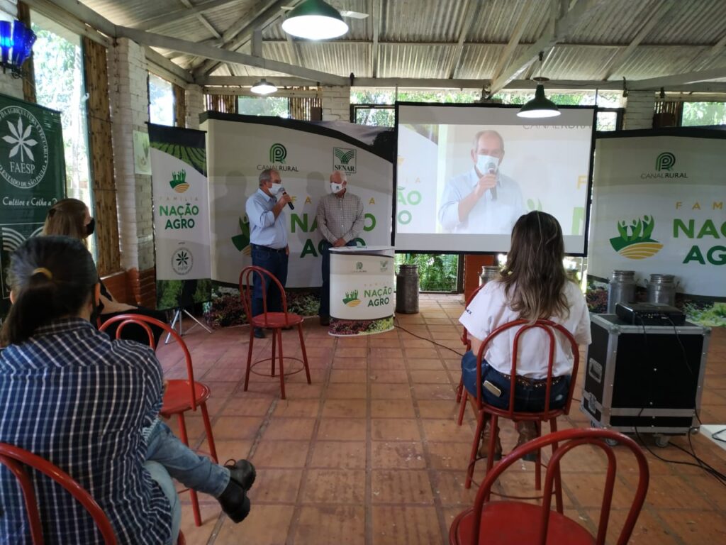 Auditório com visitantes separados por cadeiras no qual Tobias Ferraz e Marcio Vassoler apresentam Dia de Campo