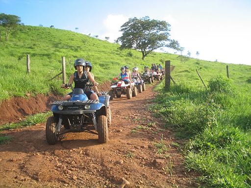 Pessoas em quadriciclo fazem turismo rural em Brotas