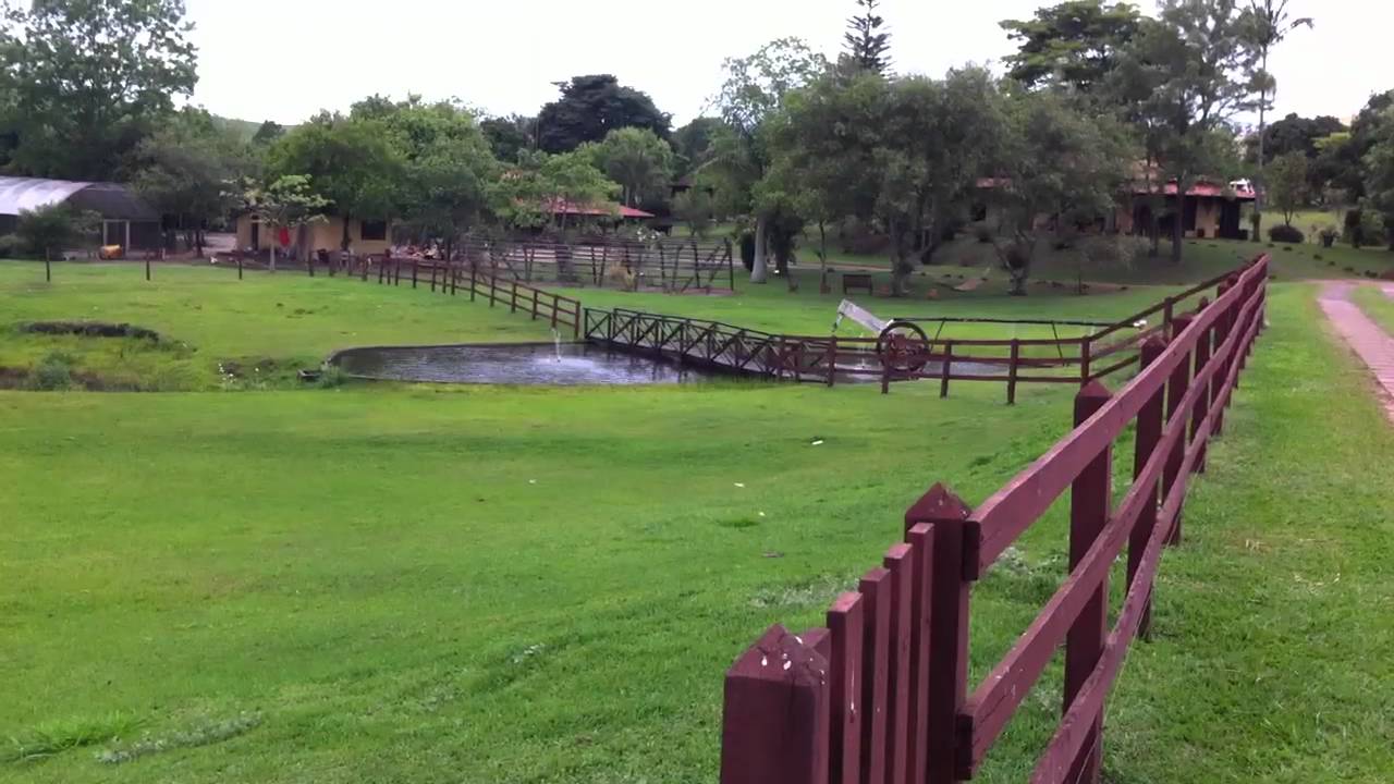 Cerca de madeira marrom em campo verde de hotel fazendo em Brotas