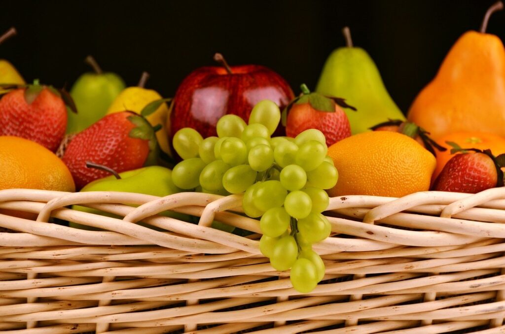 Cesta de frutas variadas
