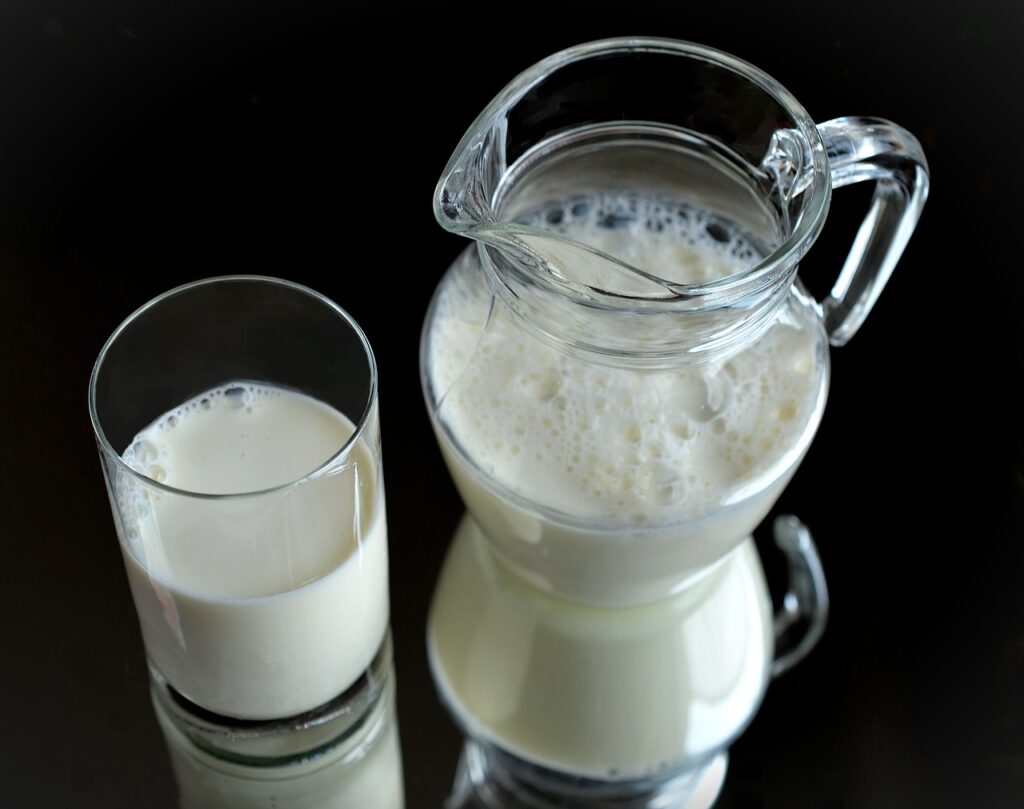 Produtor de leite de SP sofre com alta de custos e clima desfavorável