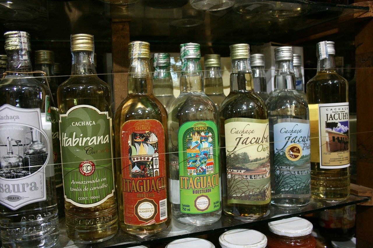 Cachaça ou aguardente? Conheça a diferença entre cada bebida