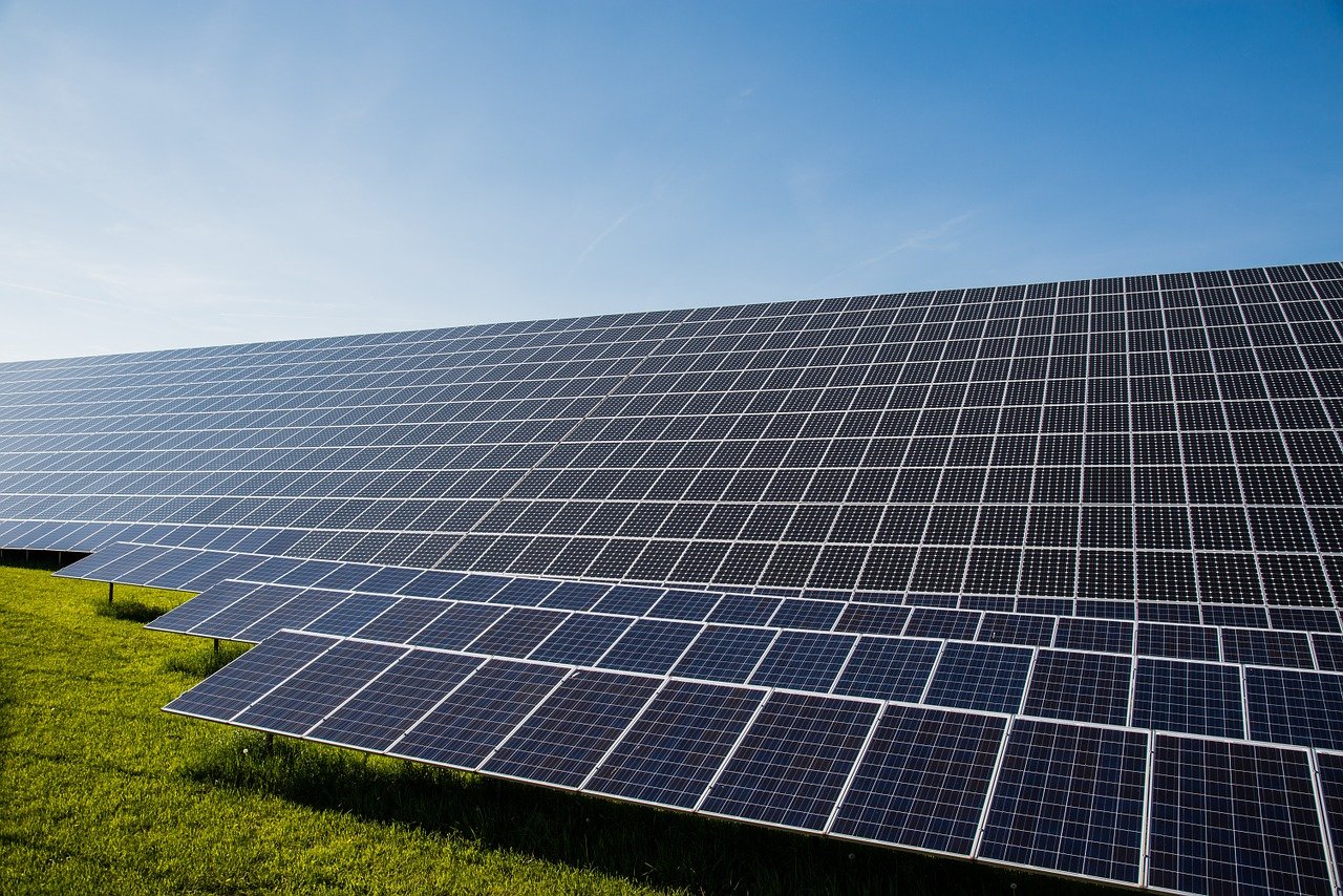 Conheça os benefícios e equipamentos de um sistema de energia solar